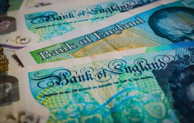 Almanya. 24 Ekim 2025. Çeşitli İngiliz banknotlarının tam kare makro görüntüsü, detaylı dokuları, renkleri ve para birimi tasarım elementlerini gösteriyor