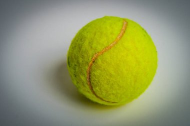 Kopya alanı ile izole edilmiş tek sarı tenis topu, spor, reklam, tasarım ve editoryal kullanım için ideal
