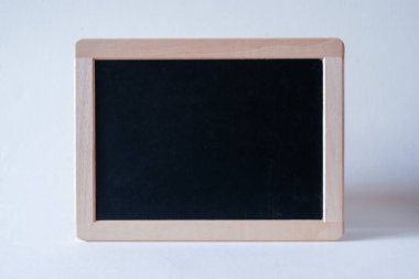 Boş yüzeyi olan minimalist siyah yazı tahtası, özel metin veya tasarım ögeleri için mükemmel bir şablon.