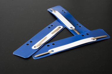 Temiz bir ceviz yüzeyinde gösterilen, klasörlerdeki yumruklanmış kağıt sayfalarını düzenlemek için kullanılan dosya şeridini kapat.