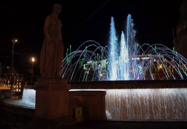 Barselona, İspanya. 25 Kasım 2025. Plaa de Catalunya 'daki aydınlık çeşmenin gece manzarası. Şehir simgesi. Özellik elde edilemedi. Sadece editör ve belgesel kullanımı.