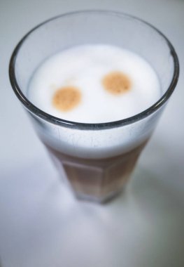 Kahve kültürünün, yaşam tarzının ve modern içecek kimliğinin sembolik bir temsili olan fincandaki bir kahvenin kavramsal görüntüsü.