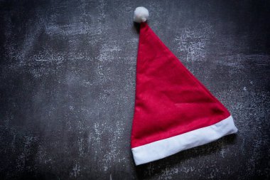 Kırmızı Noel Baba Şapkası kavramı yazı alanı ile izole edilmiştir. Yazı işleri veya ticari amaçlar ve Noel için çizimler için.