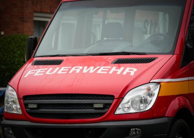 Almanya. 13 Aralık 2025. Alman itfaiye aracındaki FEUERWEHR metnini yakından görmek, kurtarma hizmetini, acil müdahale ve kamu korumasını sembolize ediyor. Sadece yazı ve belgesel kullanımı için. Tanınabilir logolar AI kaldırıldı.