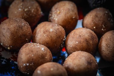 Geleneksel bir Noel tatlısı olarak düzenlenmiş badem ezmeli badem ezmesini kapayın. Dokusunu, sıcaklığını ve mevsimlik tatil atmosferini vurgulayın.