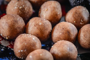 Geleneksel bir Noel tatlısı olarak düzenlenmiş badem ezmeli badem ezmesini kapayın. Dokusunu, sıcaklığını ve mevsimlik tatil atmosferini vurgulayın.