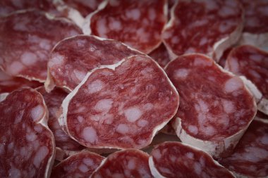 İnce dilimlenmiş İspanyol et sosisi desen, mermer ve geleneksel pişirilmiş et karakteri, yemek kavramları ve mutfak temaları için ideal.