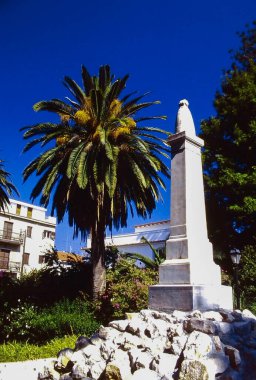 Yunanistan, Samos, Vathy. 14 Eylül 1996. Samos Adası 'ndaki ana kasaba Vathy' nin genel manzarası. Yamaçtaki binalar ve Akdeniz atmosferi. Yazı işleri ve seyahat kullanımı için