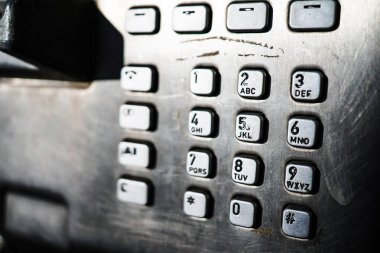 Antika bir telefon kulübesinde düğmeye basılı telefonun antika retro telekomünikasyon fotoğrafı.