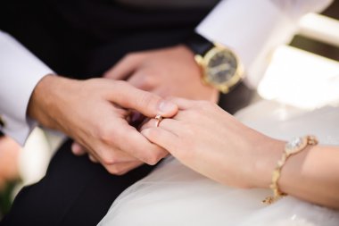 Gelin parmağına alyans