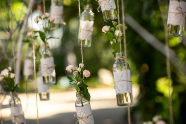 Düğün dekorasyon, şişeleri çiçeklerle yeşil zemin üzerine