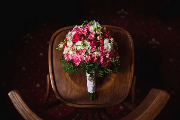 Ramo de boda en silla —  Fotos de Stock
