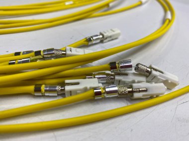 konnektörlü elektrik kablolarını kapat