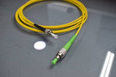 Siyah bir zemin üzerine elektrik telleri