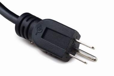 Beyaz arkaplanda fişi olan güç kablosu