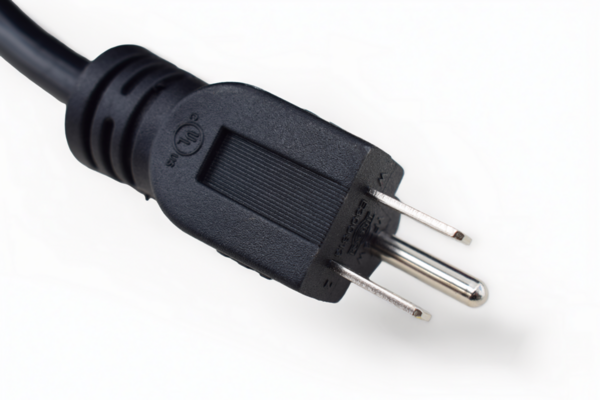 Beyaz arkaplana bir soket takın ve takın