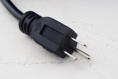 beyaz arkaplanda siyah usb kablosu