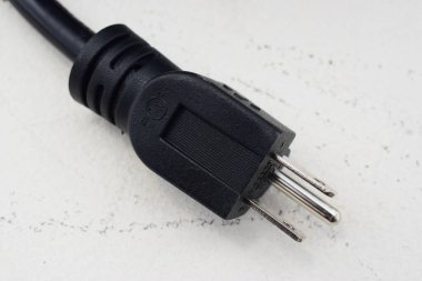 Beyaz arkaplanda güç kablosu