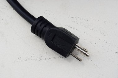 beyaz zemin üzerinde güç kablosu