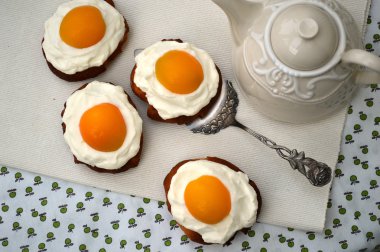 Paskalya kayısı çörekler krem