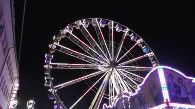 Geceleyin dönme dolap