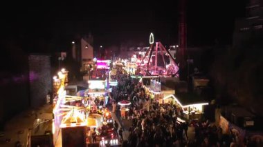 Mayent 'te ışıklı ve insanlı Lukasmarkt