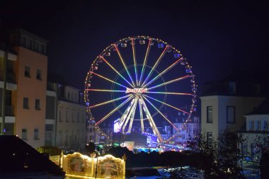 Gece Marktplatz Mayen 'de dönme dolap