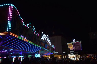 Mayen şehrinin renkli pazar ışıkları