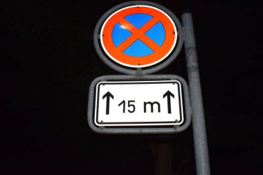 Şehirdeki yol tabelası