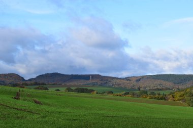 Sonbahar mevsiminde dağlarda güzel sonbahar renkleri
