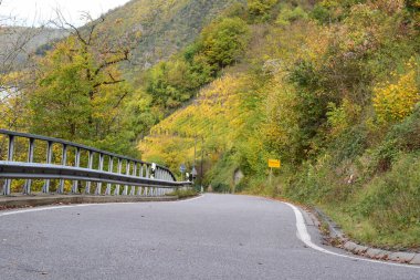 Dağlarda sonbahar, Mosel Vadisi 'nde Brodenbach köyü işareti