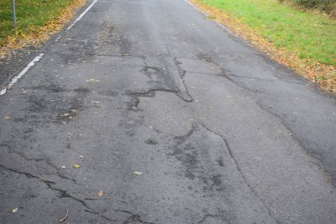 Eski bir asfaltta yol çatlaklar, hasarlı asfalt