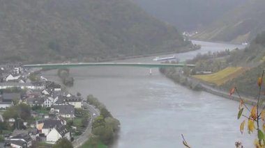 Hatzenport, Brodenbach, Loef ve Oberfell arasındaki Mosel vadisi sonbahar renklerinde