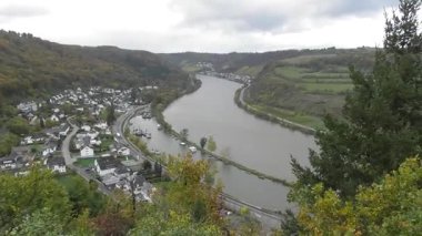 Hatzenport, Brodenbach, Loef ve Oberfell arasındaki Mosel vadisi sonbahar renklerinde