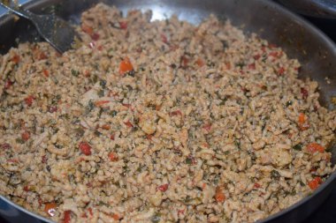 Kızarmış et, otlar, domates ve kırmızı biber. 