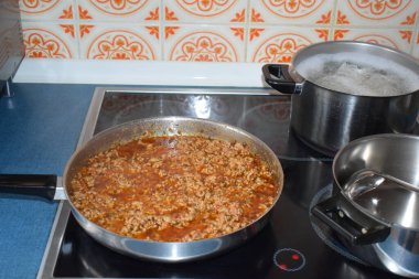 Tavada Türk köftesi pişirmek.