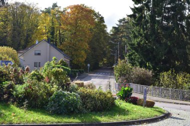 Kuzey Fransız köyündeki trafik çemberinin güzel sonbahar manzarası
