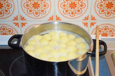 Mutfakta patates köftesi pişirmek.