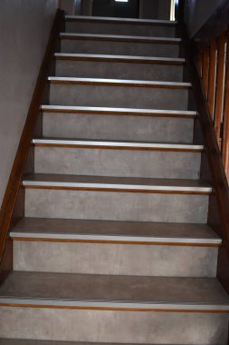 Tahta kenarlı dar merdivenler.