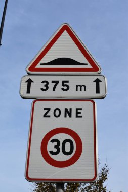 Fransa 'da hız tümsekleri için trafik işaretleri