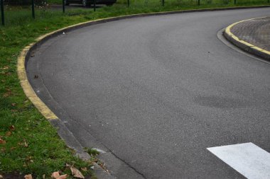 Şehir parkında yol kıvrımı