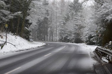 Kış ormanlarında yol, Almanya 'da Eifel