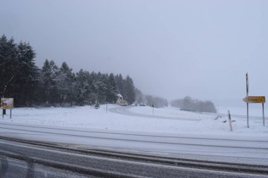 Almanya 'da Nuerburgring, Eifel yolu karla kaplıydı.