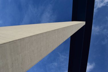 Yüksek bir otoban köprüsünün direği