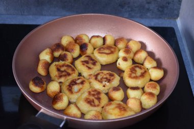 Tavada kızarmış patates.