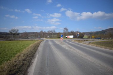 Kırsal kesimde yol işaretleri