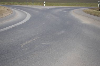 Beyaz çizgileri olan asfalt yol