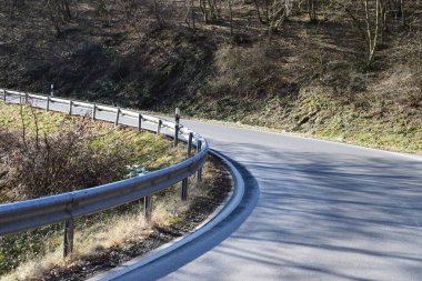 dağlarda yol ve ağaçlar