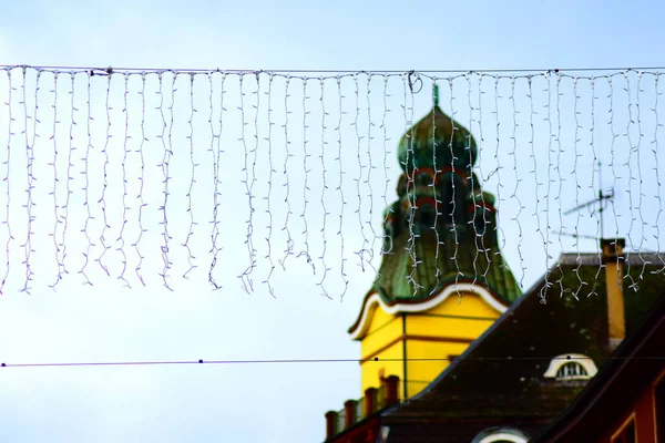 Almanya 'nın Voelkingen kentinin belediye binasının önündeki Noel süslemesi