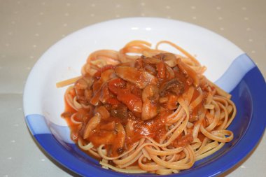 sebze ve et soslu spagetti